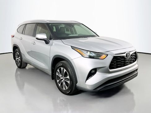 Used 2025 Toyota Highlander XLE FWD image 4
