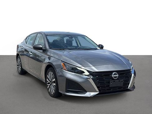 Certified 2024 Nissan Altima 2.5 SV FWD image 2