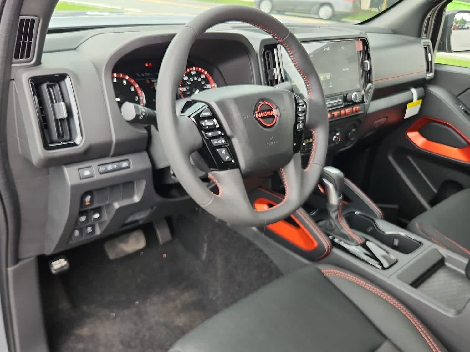 Used 2025 Nissan Frontier PRO-4X AWD/4WD image 11