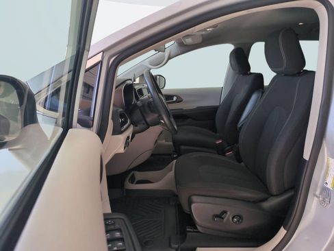 Used 2022 Chrysler Voyager LX FWD image 20