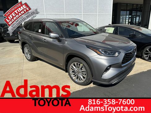 Used 2026 Toyota Highlander Platinum image 1