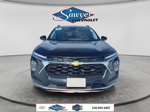 Used 2025 Chevrolet Trax LT w/ LT Convenience Package FWD image 2