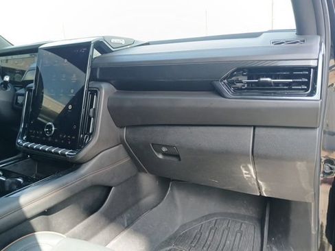 Used 2025 GMC Yukon AT4 w/ AT4 Premium Package AWD/4WD image 19