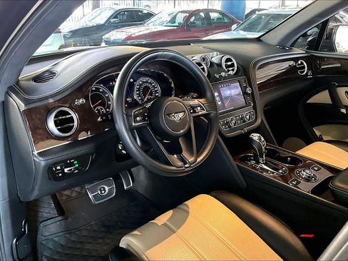 Used 2018 Bentley Bentayga Activity image 17