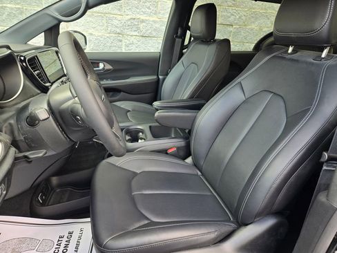 Used 2026 Chrysler Pacifica Select FWD image 14
