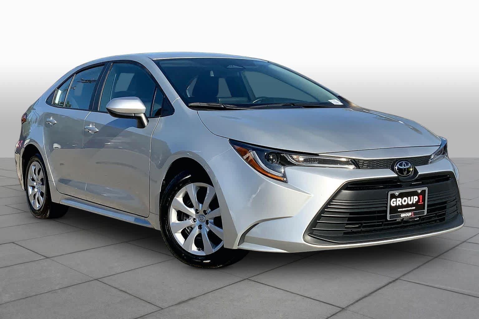 Used 2025 Toyota Corolla LE FWD image 3