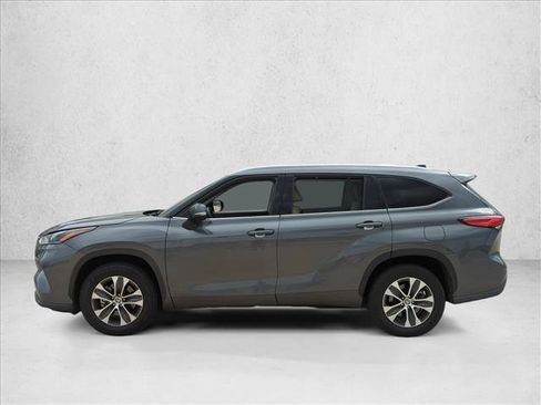 Certified 2021 Toyota Highlander XLE FWD image 8