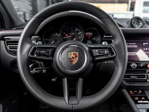 Certified 2025 Porsche Macan AWD/4WD image 23