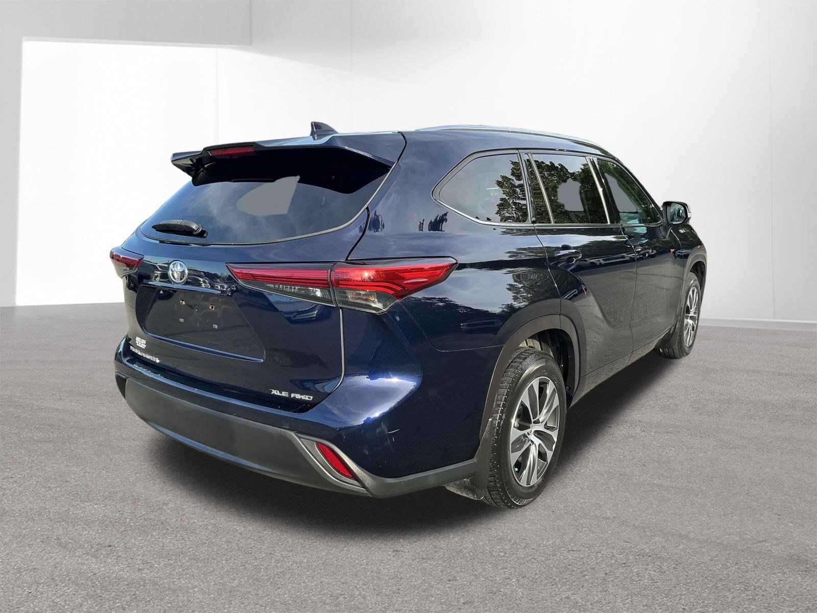 Used 2021 Toyota Highlander XLE AWD/4WD image 8