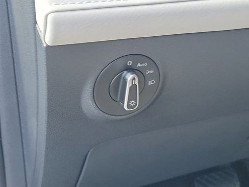 Certified 2025 Volkswagen Taos SE FWD image 18