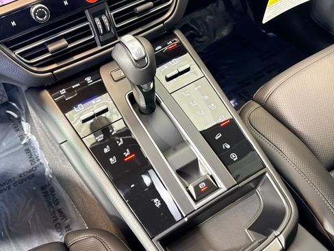 Certified 2026 Porsche Macan Turbo AWD/4WD image 18