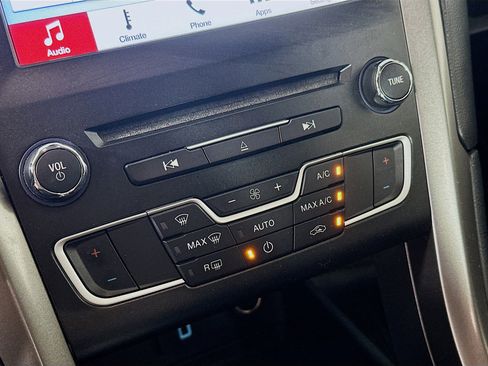 Used 2017 Ford Fusion SE image 23