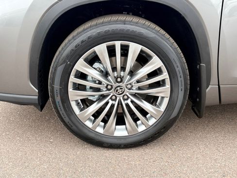 New 2026 Toyota Highlander Platinum image 10