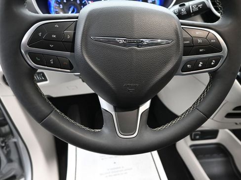 Used 2024 Chrysler Pacifica Touring-L image 18