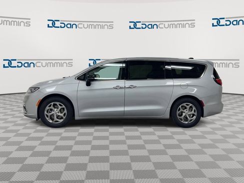 Used 2024 Chrysler Pacifica Limited FWD image 5