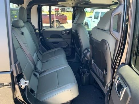 Used 2025 Jeep Gladiator Mojave w/ Convenience Group AWD/4WD image 26