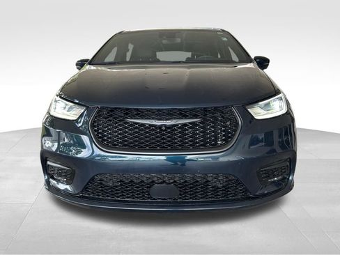 Used 2022 Chrysler Pacifica Limited w/ Uconnect Theater Family Group FWD image 15
