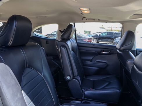 Used 2023 Toyota Highlander XLE FWD image 18