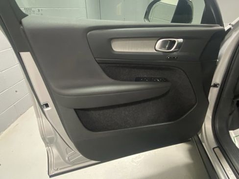 Used 2025 Volvo XC40 B5 Plus image 6