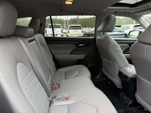 Used 2023 Toyota Highlander XLE image 17