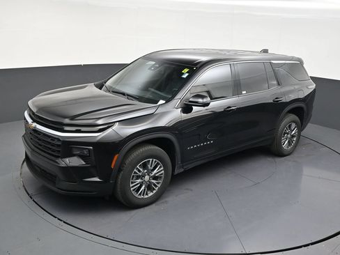Used 2025 Chevrolet Traverse LT FWD image 11