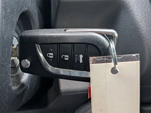 Used 2018 Toyota Camry LE image 30