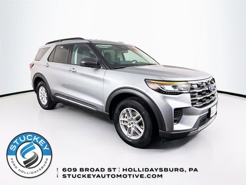 Used 2025 Ford Explorer Active AWD/4WD image 1