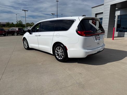 Used 2026 Chrysler Pacifica Limited FWD image 2