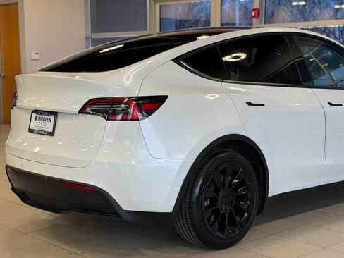 Used 2020 Tesla Model Y Long Range image 11