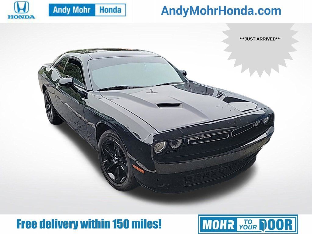 Used 2018 Dodge Challenger SXT RWD image 1