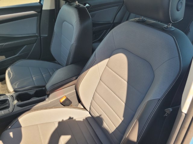 Used 2025 Volkswagen Jetta SE FWD image 13