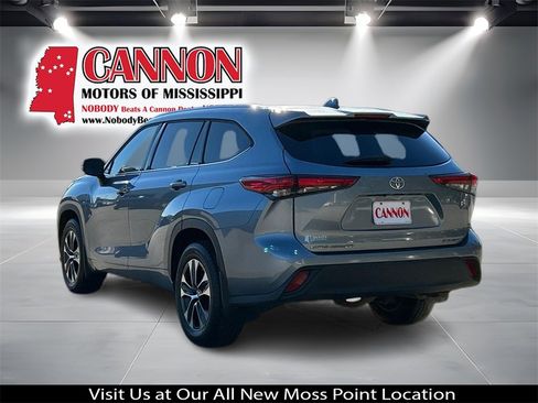 Used 2020 Toyota Highlander XLE image 3