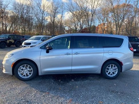 New 2026 Chrysler Pacifica Select image 3