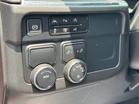 Used 2025 Chevrolet Suburban LS RWD image 16