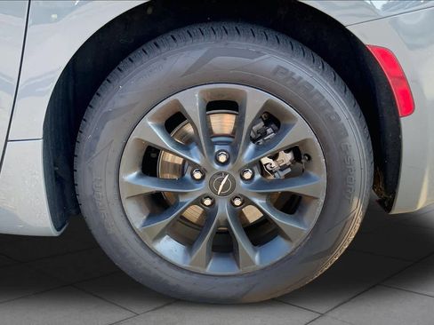 Used 2021 Chrysler Pacifica Touring-L w/ Uconnect Theater Family Group FWD image 10