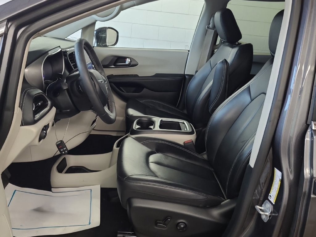 Used 2022 Chrysler Pacifica Touring-L FWD image 3