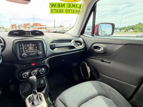 Used 2017 Jeep Renegade Latitude w/ Cold Weather Group FWD image 14