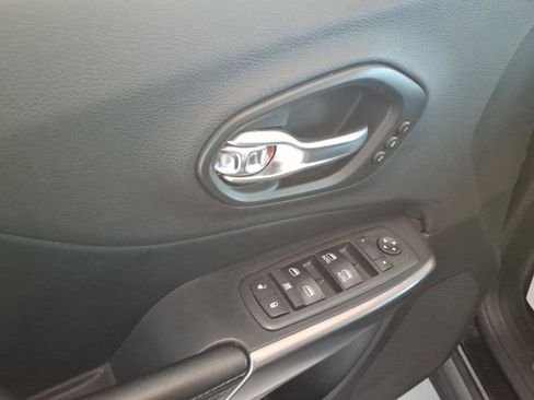 Used 2019 Jeep Cherokee Limited AWD/4WD image 12