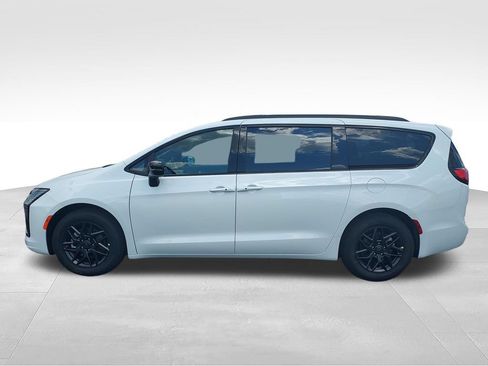 New 2027 Chrysler Pacifica Select w/ S Appearance Package FWD image 2