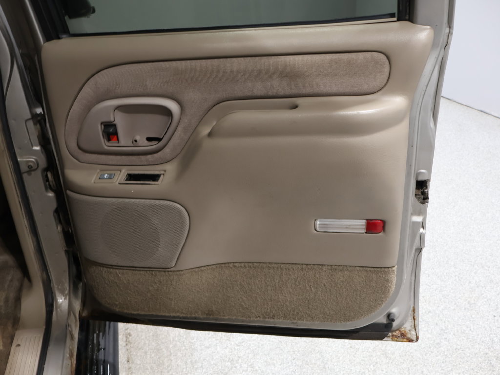 Used 1999 GMC Suburban 4WD w/ Marketing Opt Pkg 3 image 23