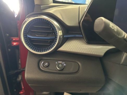 Used 2025 Chevrolet Trax LT w/ LT Convenience Package image 18