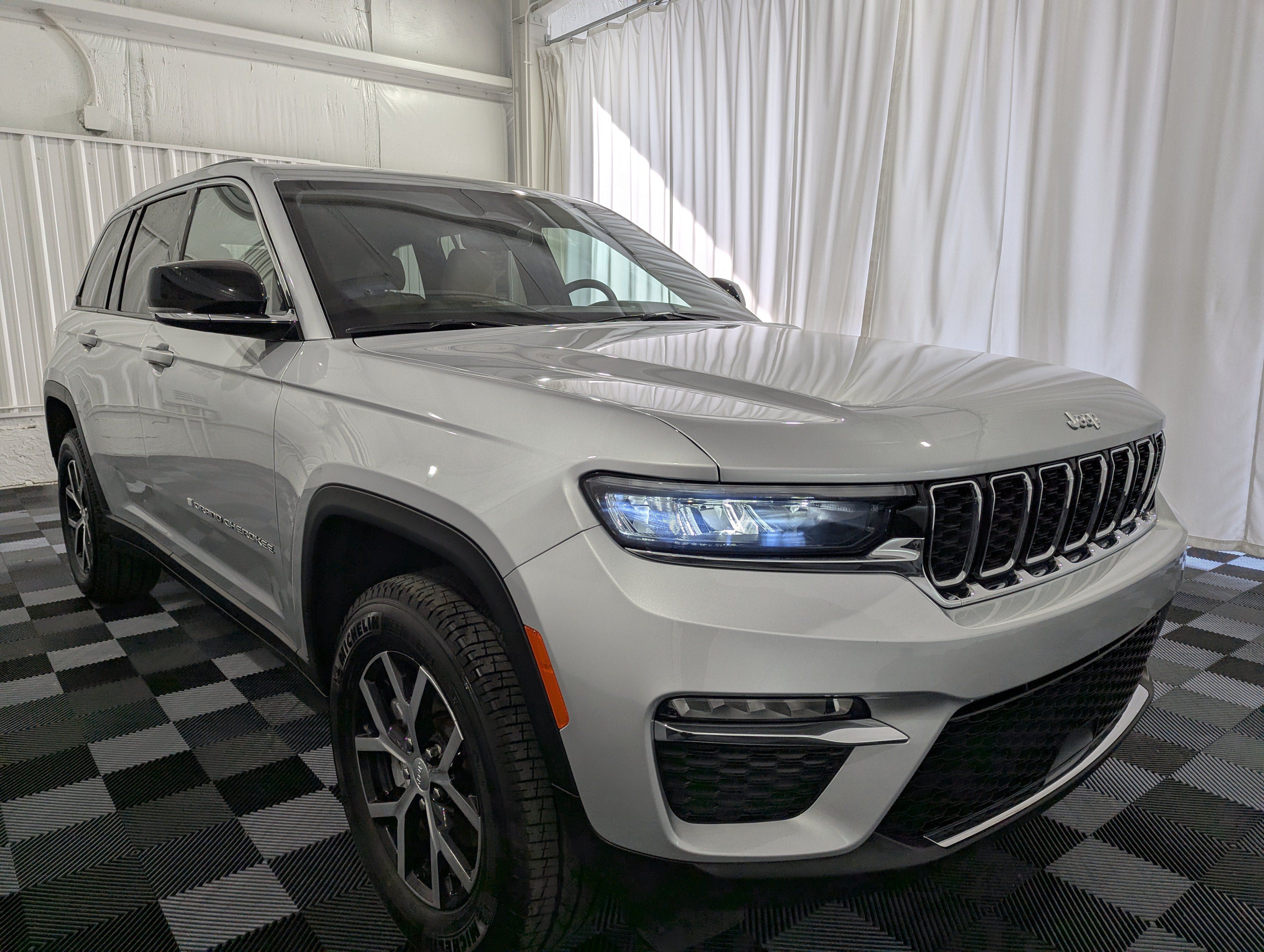 Used 2024 Jeep Grand Cherokee Limited AWD/4WD image 5