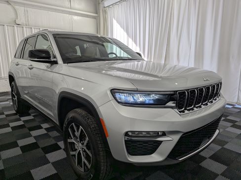 Used 2024 Jeep Grand Cherokee Limited AWD/4WD image 5