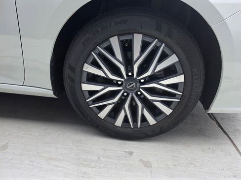 Used 2025 Nissan Altima 2.5 SV FWD image 17