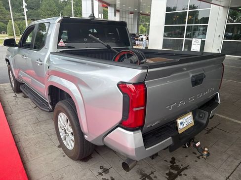 Used 2024 Toyota Tacoma SR5 AWD/4WD image 10