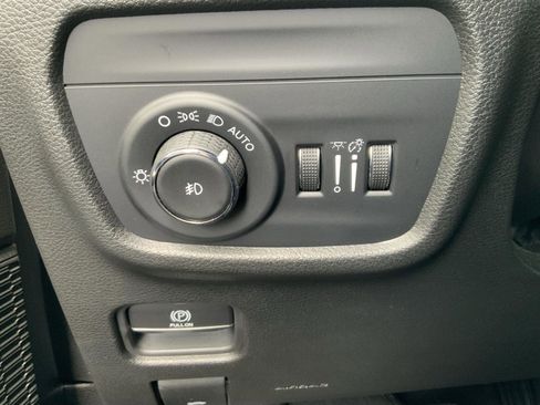 Used 2023 Jeep Grand Cherokee L Limited AWD/4WD image 33