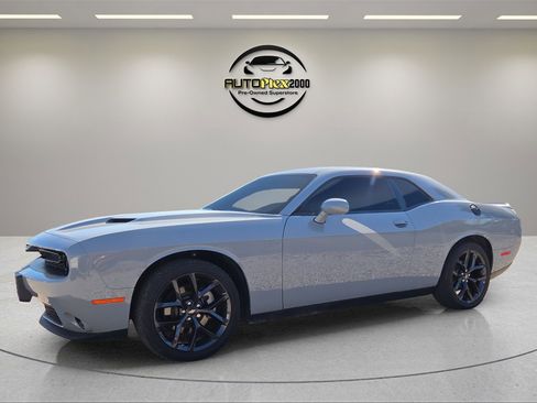 Used 2022 Dodge Challenger SXT w/ Plus Package image 3