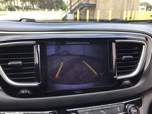 Used 2019 Chrysler Pacifica Touring Plus w/ S Appearance Package FWD image 9