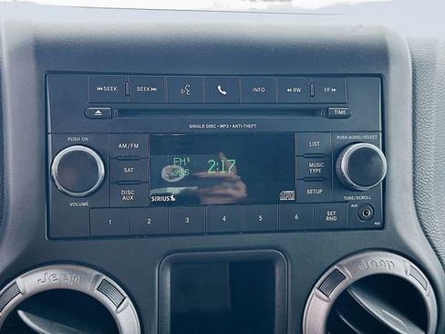 Used 2018 Jeep Wrangler Unlimited Sport w/ Connectivity Group AWD/4WD image 17