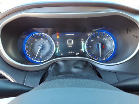 Used 2024 Chrysler Pacifica Touring-L image 14